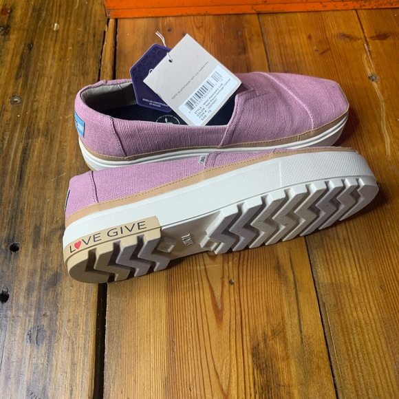 NWT Toms - Picture 2 of 4